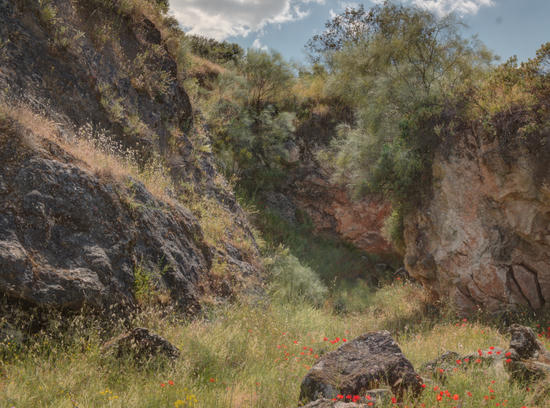 Vene di estrazione del marmo che mostrano l'enorme ampiezza della cava.