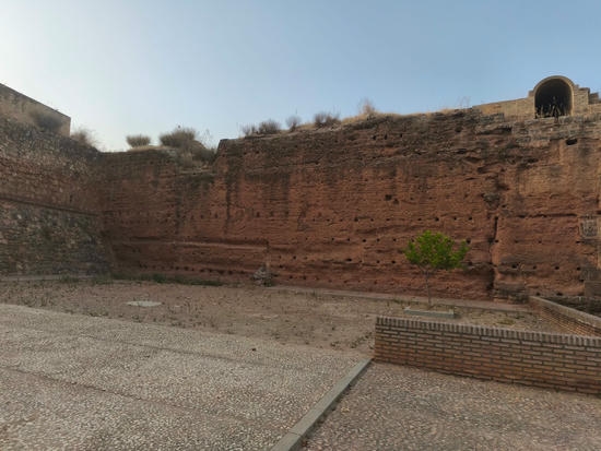 Muralla de tapial de Niebla Lienzo de tapial rojizo de la muralla almohade de Niebla con hileras de mechinales