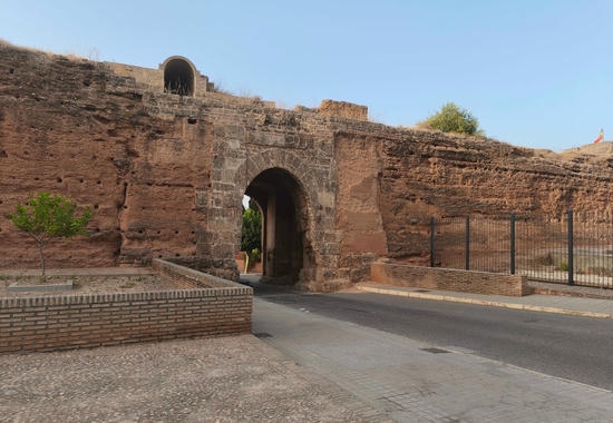 Puerta de Sevilla de Niebla Puerta de Sevilla de Niebla, con arco y jambas de sillería encajados en paños de tapial