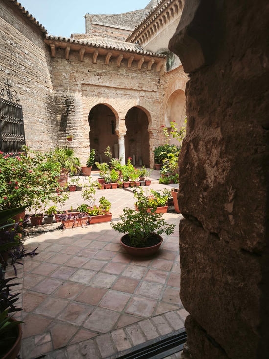 Santa María de la Granada, Niebla Patio de Santa María de la Granada en Niebla, con arcos de herradura sobre columna